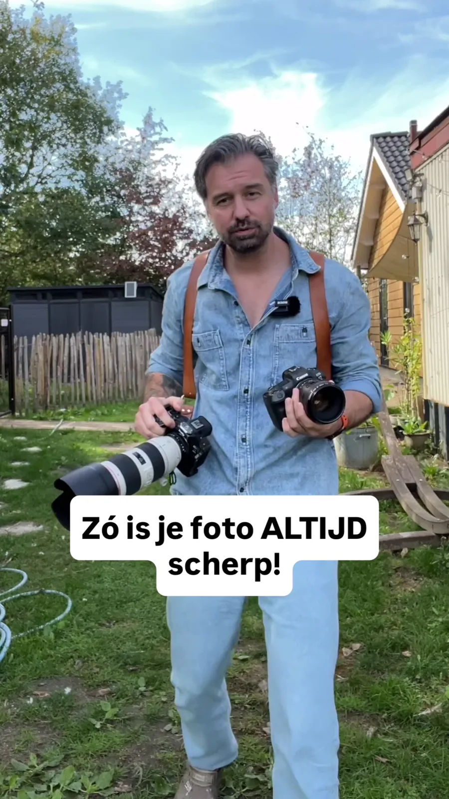 Roy houdt twee camera's vast en introduceert zijn tip voor scherpere foto's