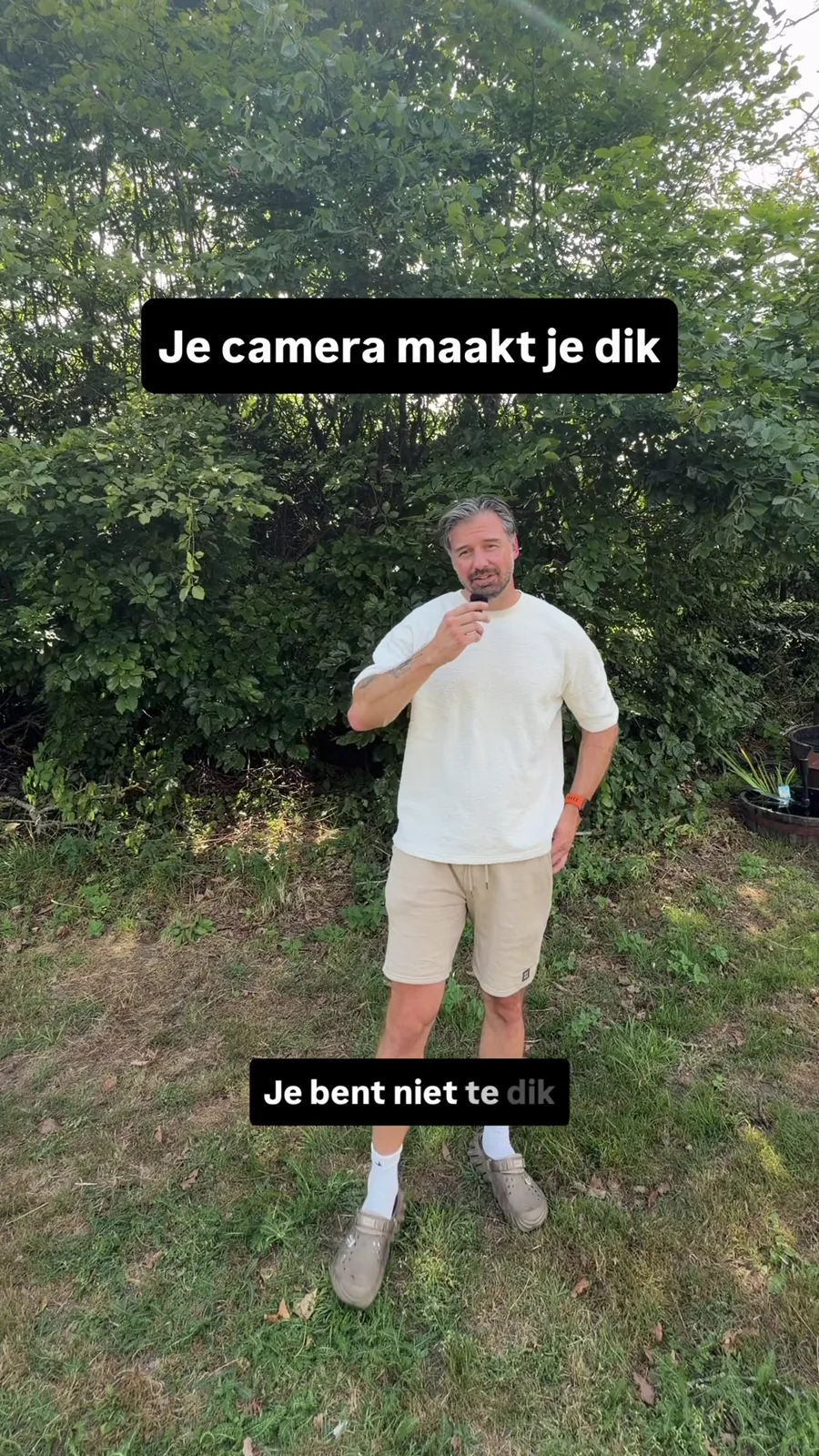 Staand beginscherm van de Reel Je camera maakt je dik, met Roy voor de camera