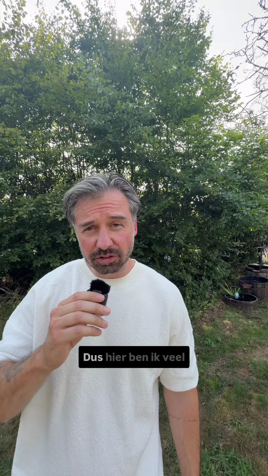 Roy staat dicht bij de camera en is vanaf zijn middel in beeld