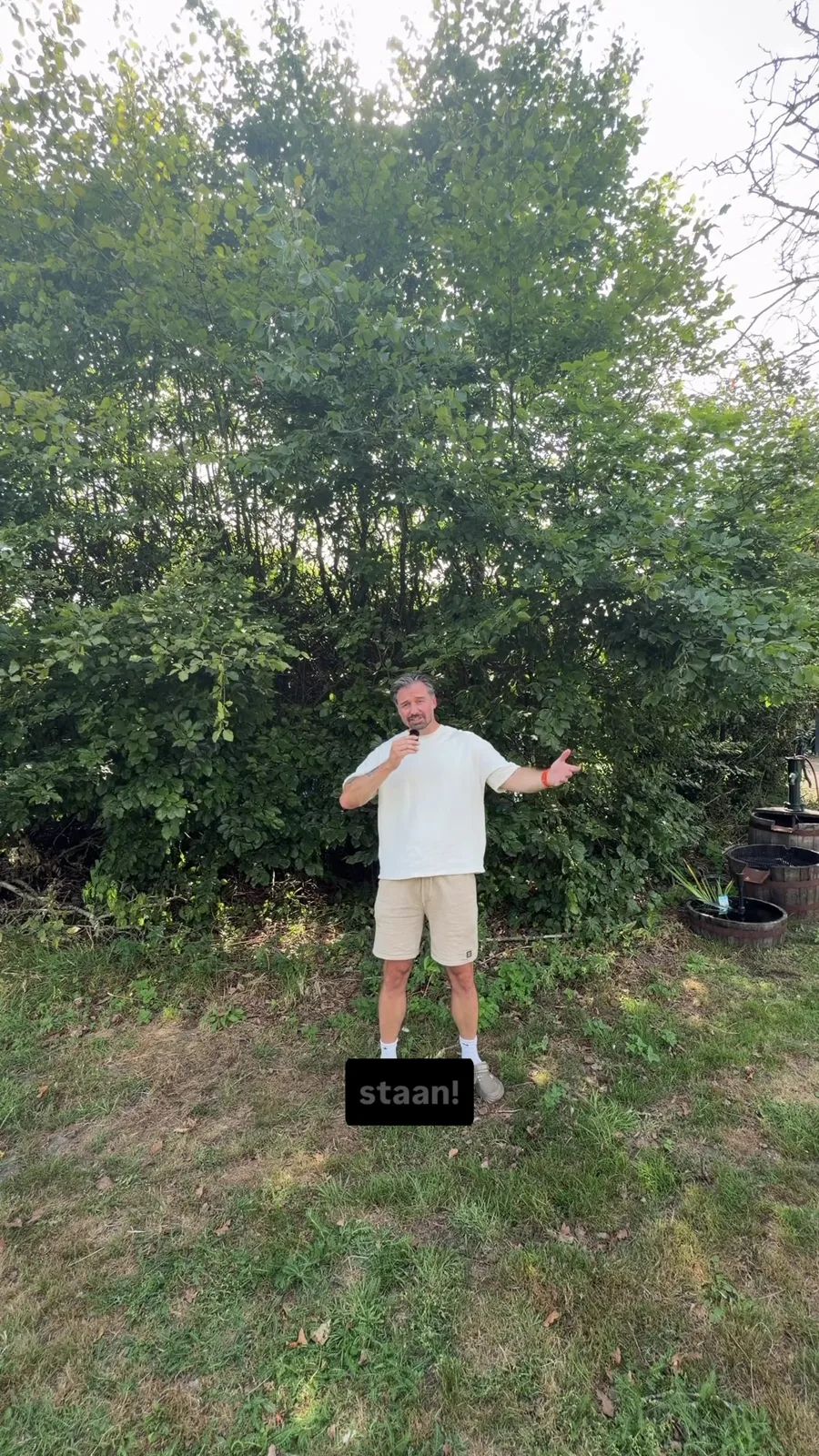 Roy staat verder weg en is met zijn hele lichaam in beeld