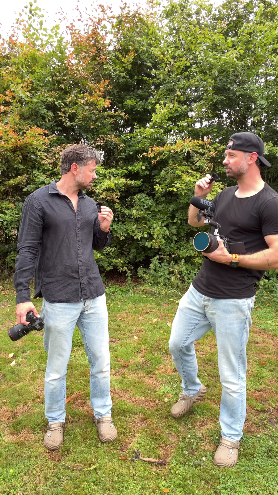 Roy speelt in de Reel de fotograaf en videomaker die over foto en video op een trouwdag praten