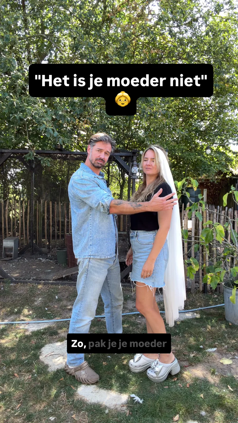 Staand beginscherm van de Reel Het is je moeder niet, met Roy en een model in de tuin