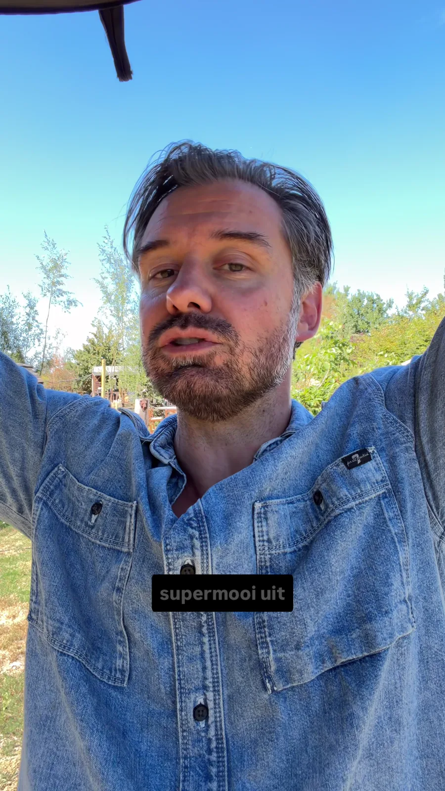 Na: Roy houdt het donkere scherm boven zijn gezicht en maakt schaduw