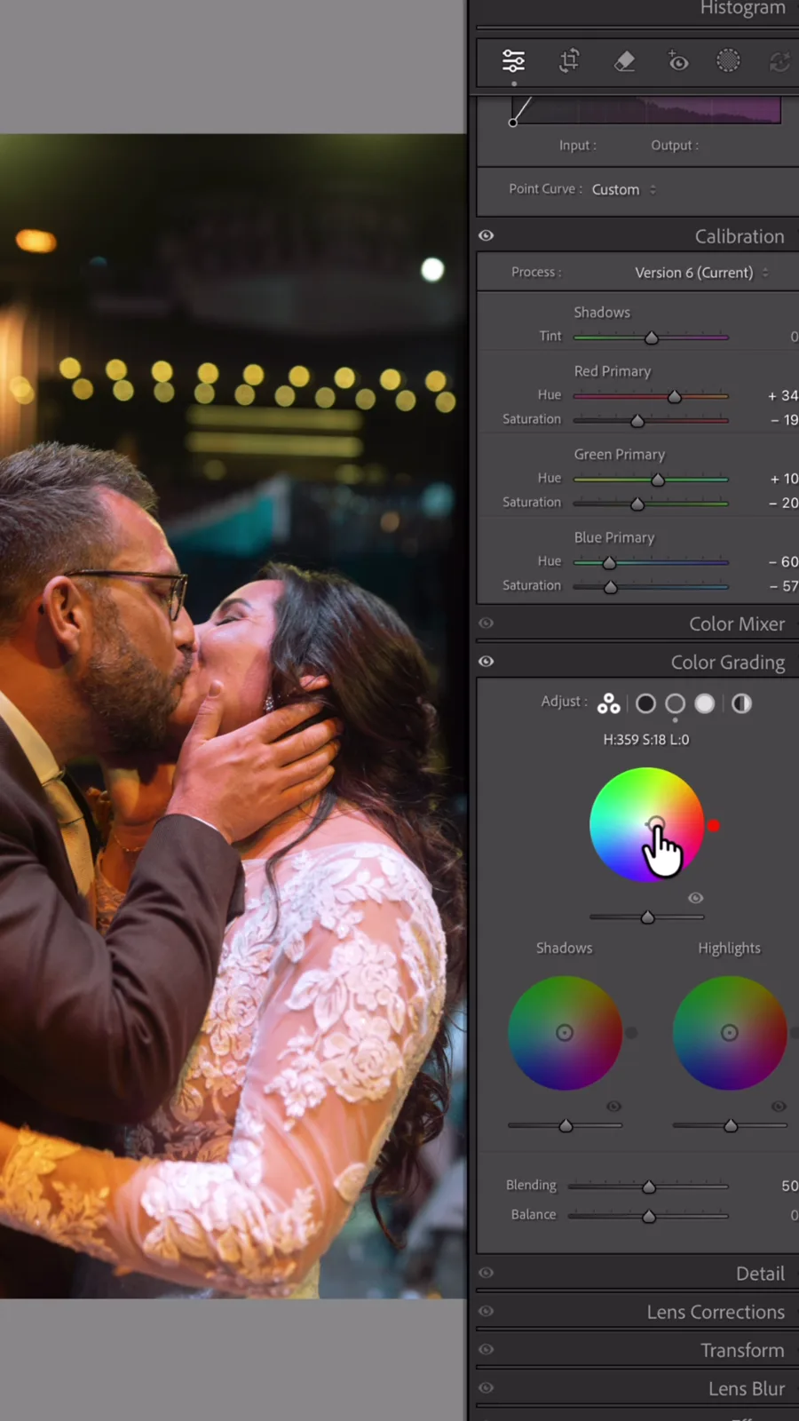 Lightroom Classic toont de Kleurgradatie-wielen naast de grotendeels gecorrigeerde foto van een kussend bruidspaar