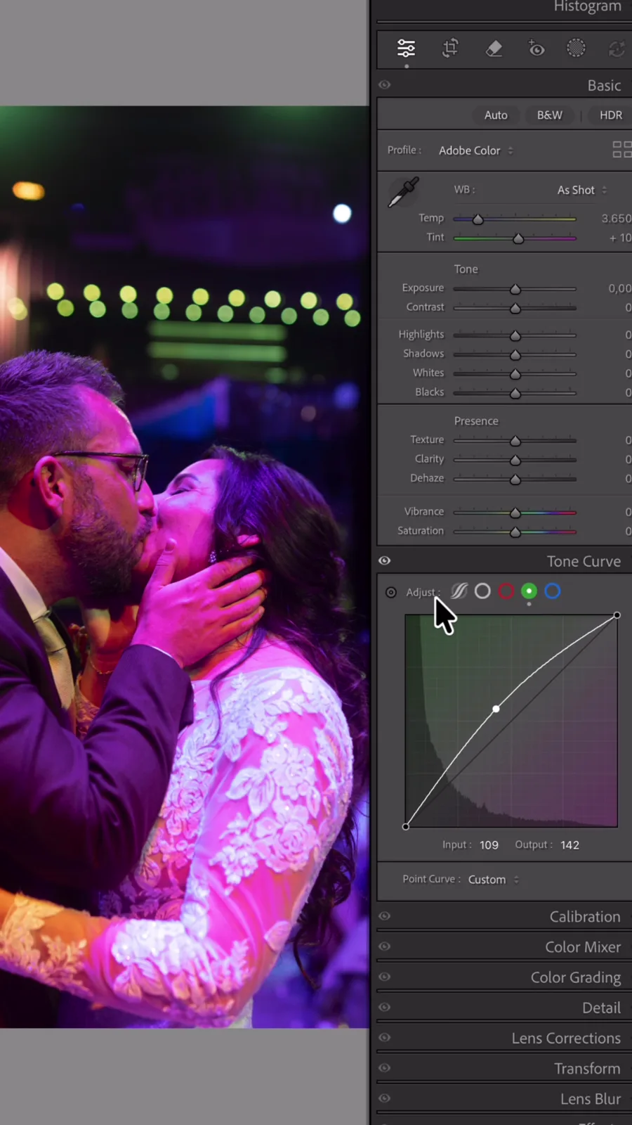 De groene kanaalcurve in Lightroom Classic wordt omhoog getrokken terwijl Roy de paarse kleurzweem in de trouwfoto corrigeert