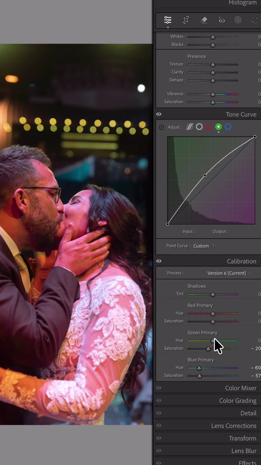 Het paneel Kalibratie in Lightroom Classic staat open naast de trouwfoto terwijl Roy de primaire kleuren aanpast
