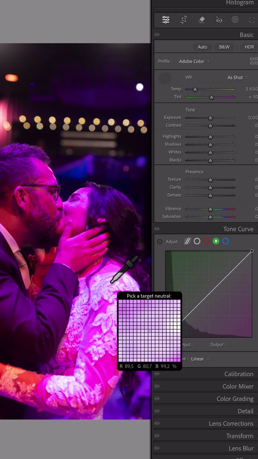 Roys Lightroom Classic-scherm met het witbalanspipetje op de lichtgekleurde kleding in een foto met sterke paarse kleurzweem