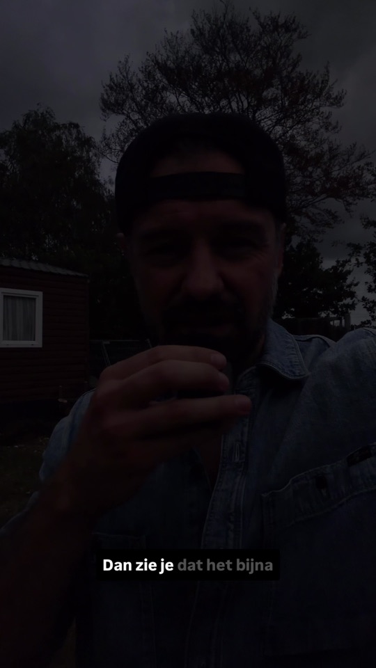 Roy is donker zichtbaar door het ND-filter dat hij voor de camera houdt