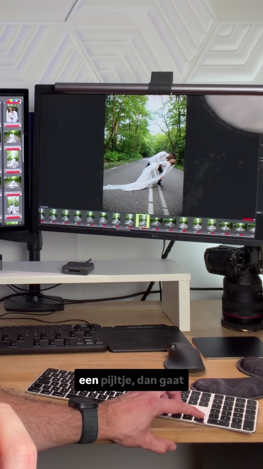 Roy bladert met de pijltjestoetsen door trouwfoto's in Photo Mechanic; een portret van het bruidspaar staat groot op het scherm