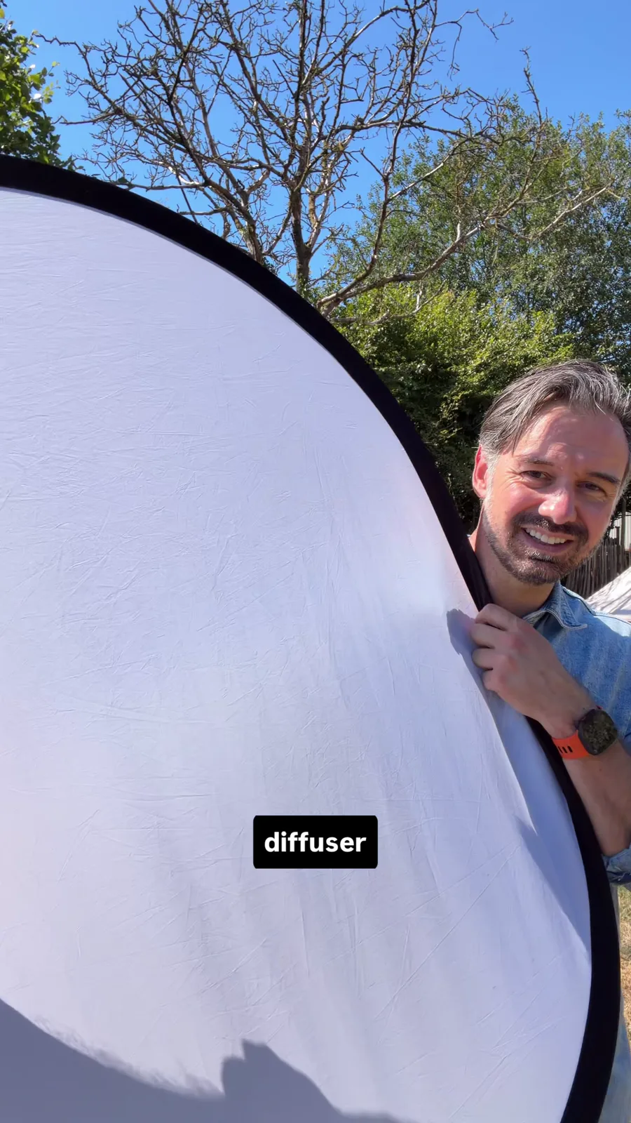 Roy laat het witte doorschijnende diffusiedoek van de reflector zien