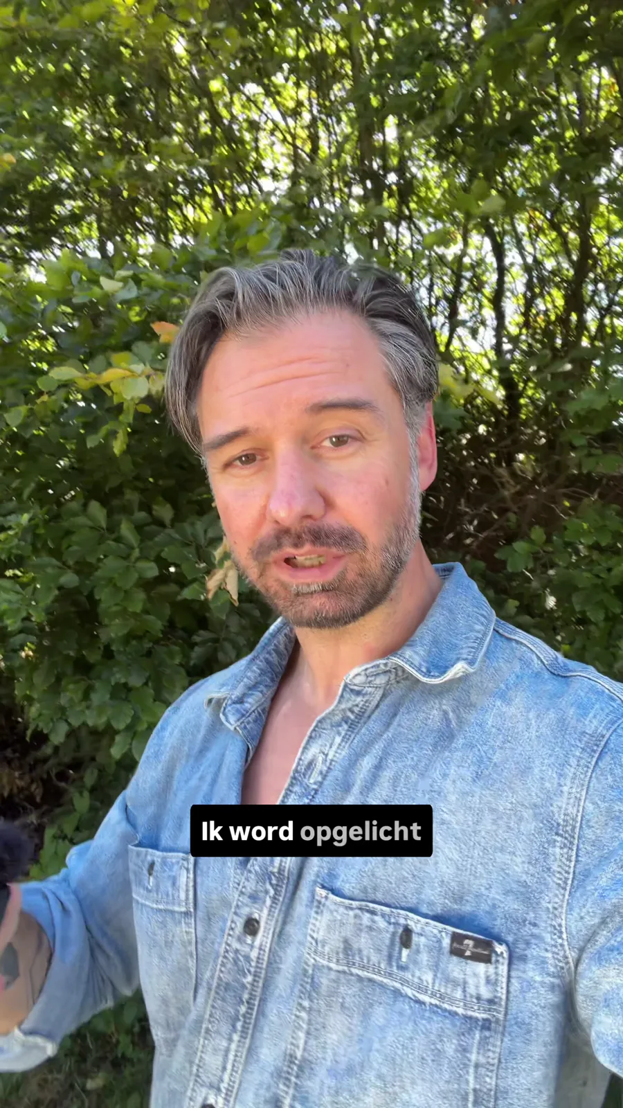 Na: Roy staat in de schaduw en gebruikt de zilveren reflector als invullicht