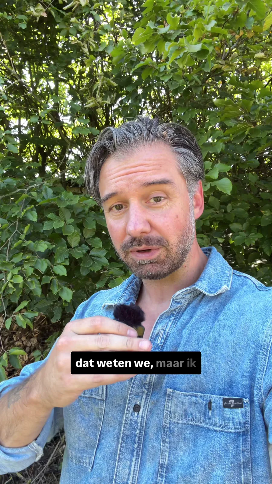 Voor: Roy staat in de schaduw zonder extra licht op zijn gezicht