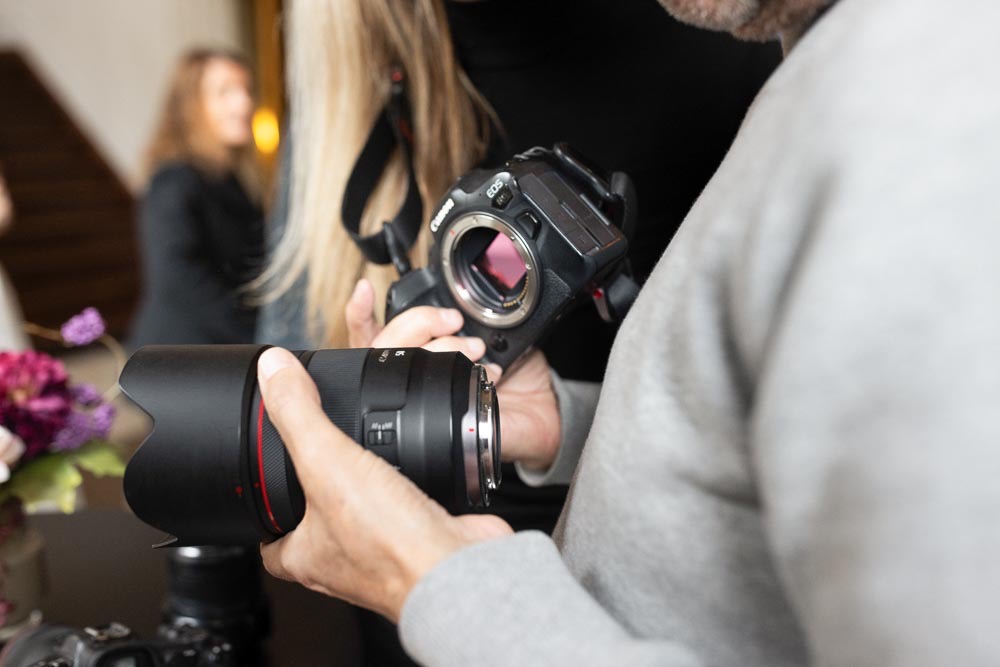 Fotografen proberen een camera uit tijdens een eerdere workshop