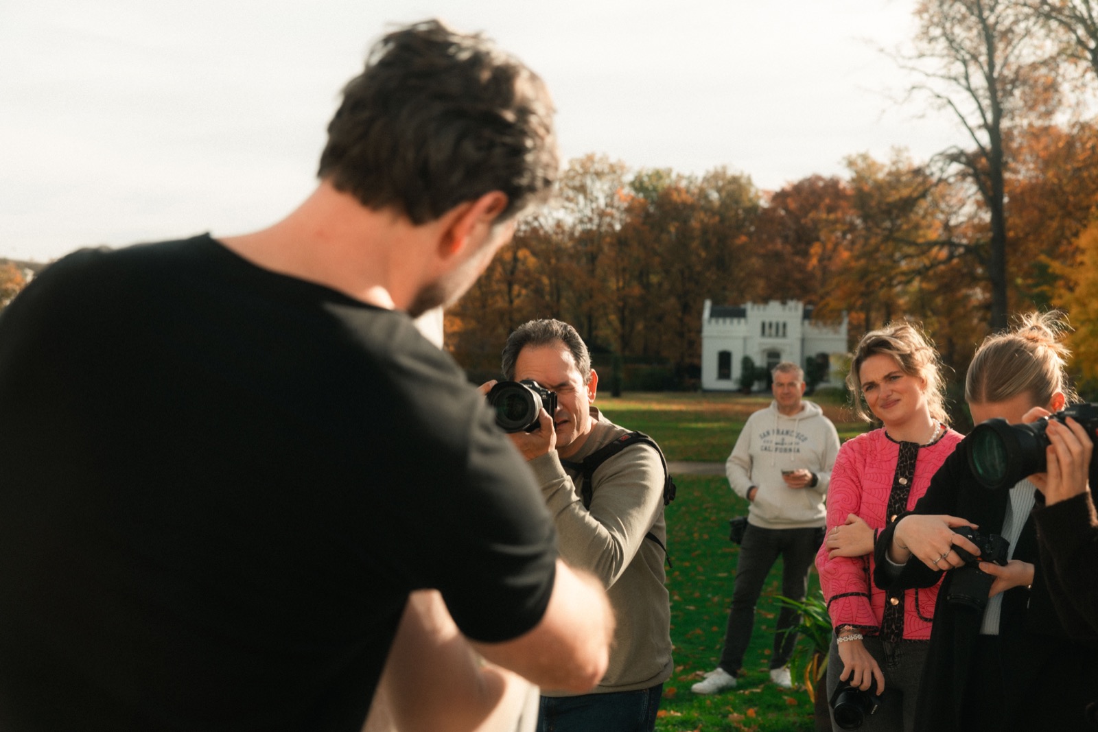 Deelnemers fotograferen samen tijdens een eerdere workshop van Roy