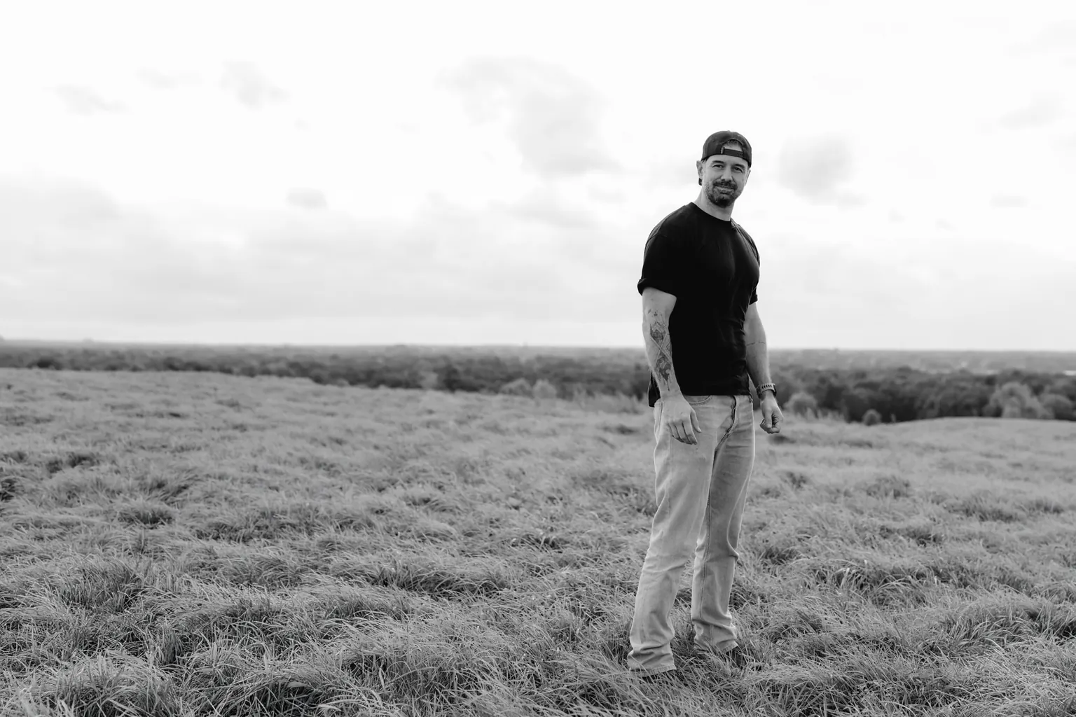 Roy van der Wens in een open landschap