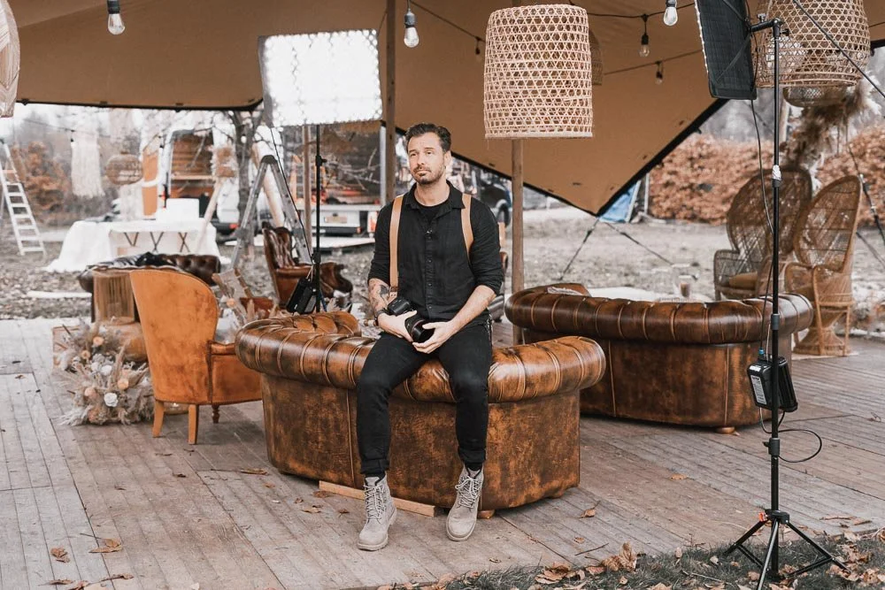 Roy op een filmset voor een televisieopname