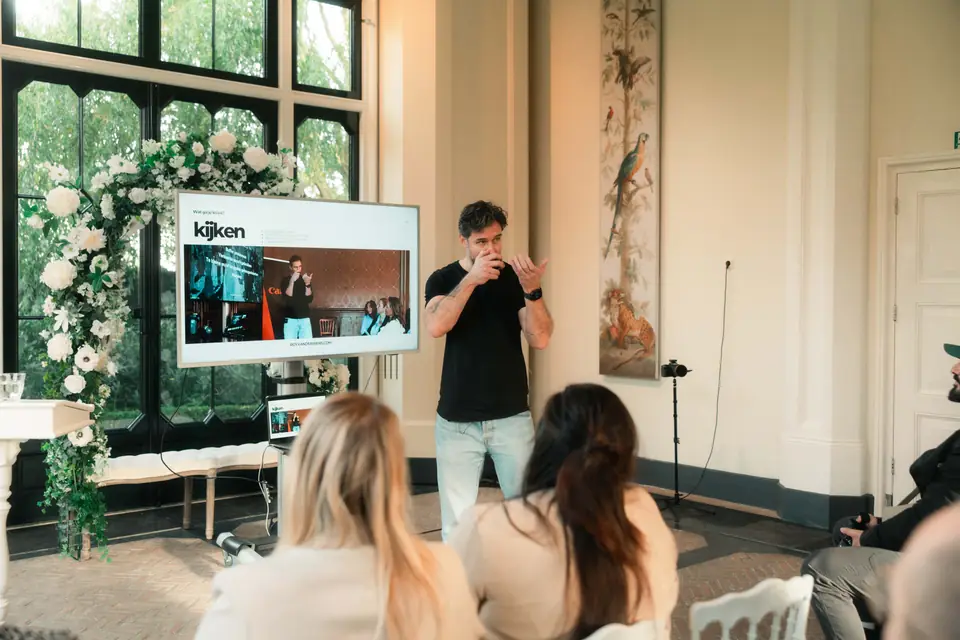 Roy van der Wens geeft uitleg aan deelnemers van de hybride foto- en videoworkshop op Landgoed Sandenburg