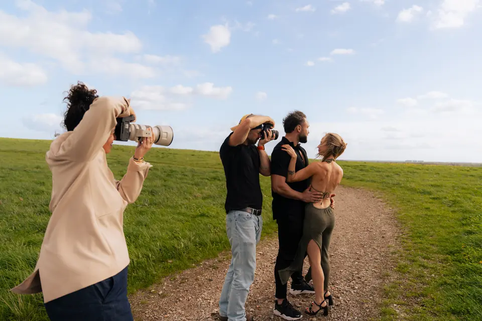 Deelnemer fotografeert tijdens Roys workshop Fotograferen zonder poseren in het buitengebied